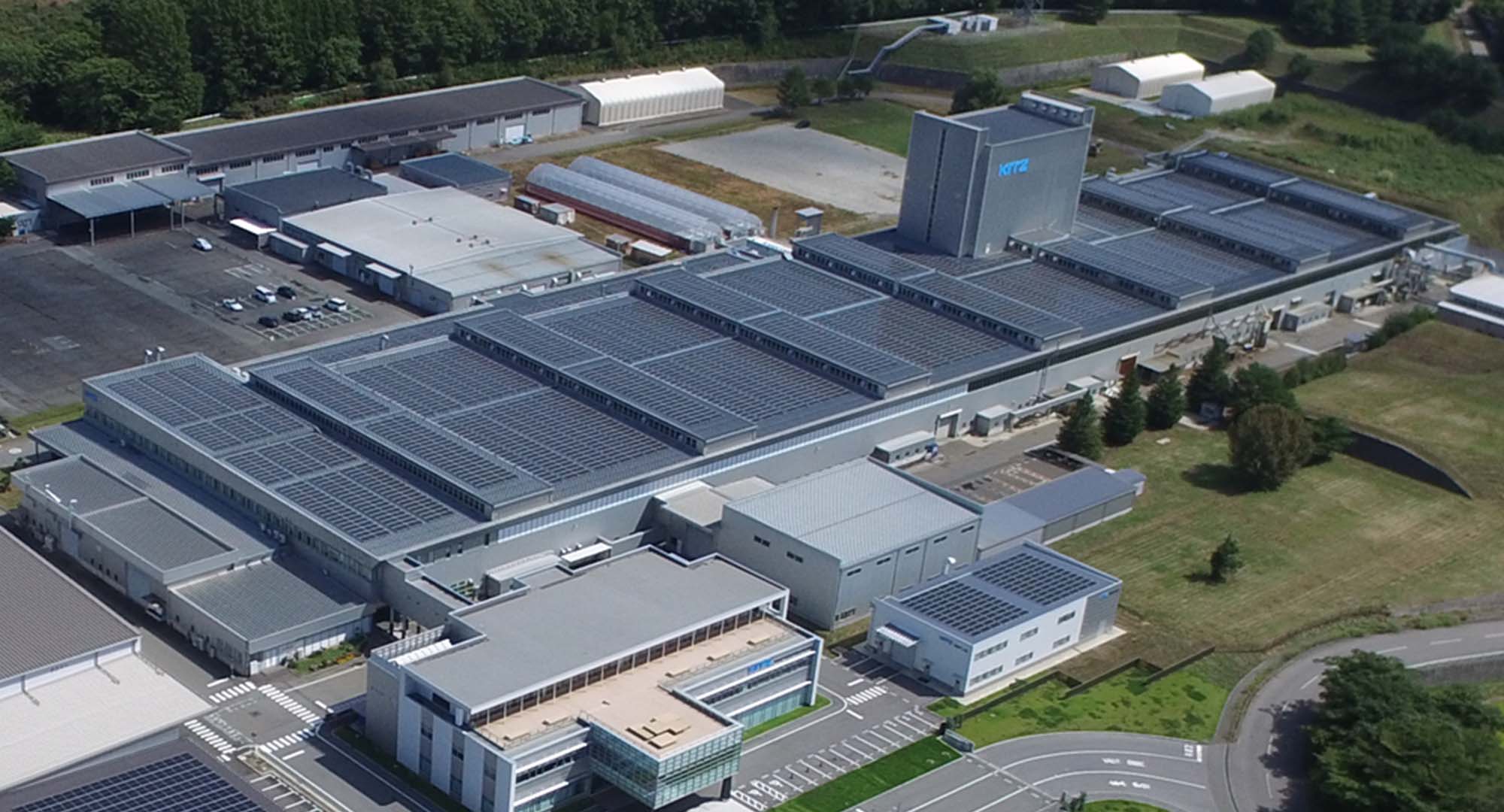 長野県茅野市の工場屋上にメガソーラーを導入年間約829トンのCO₂排出量削減を実現